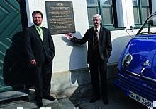 Dr. Werner Widuckel, Vorstand Personal- und Sozialwesesn der AUDI AG (rechts), und Peter Mosch, Gesamt-Betriebsratsvorsitzender der AUDI AG, enthüllten heute die Bronzetafel am ehemaligen Hauptverwaltungsgebäude.